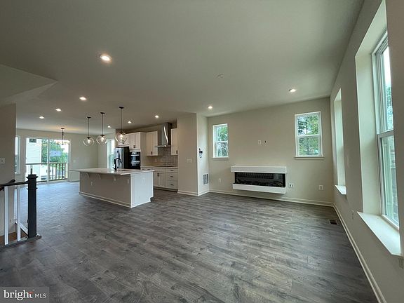 4th image of 17918 Alicia Ave