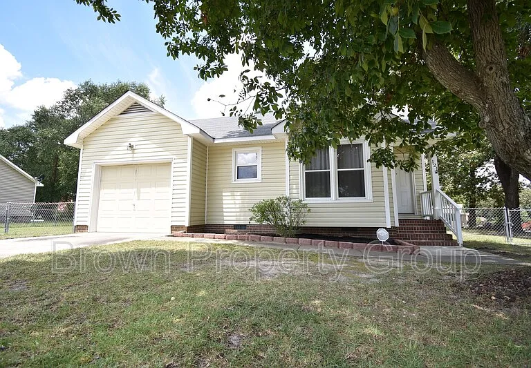 121 Sprucepine Dr — Photo 2