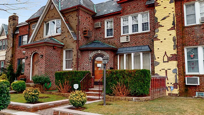 Sold by Capri Jet Realty Corp | media 2