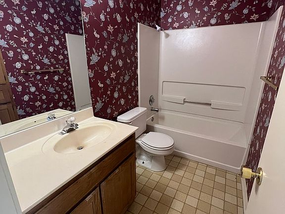 4th image of 9011 Royal Ln