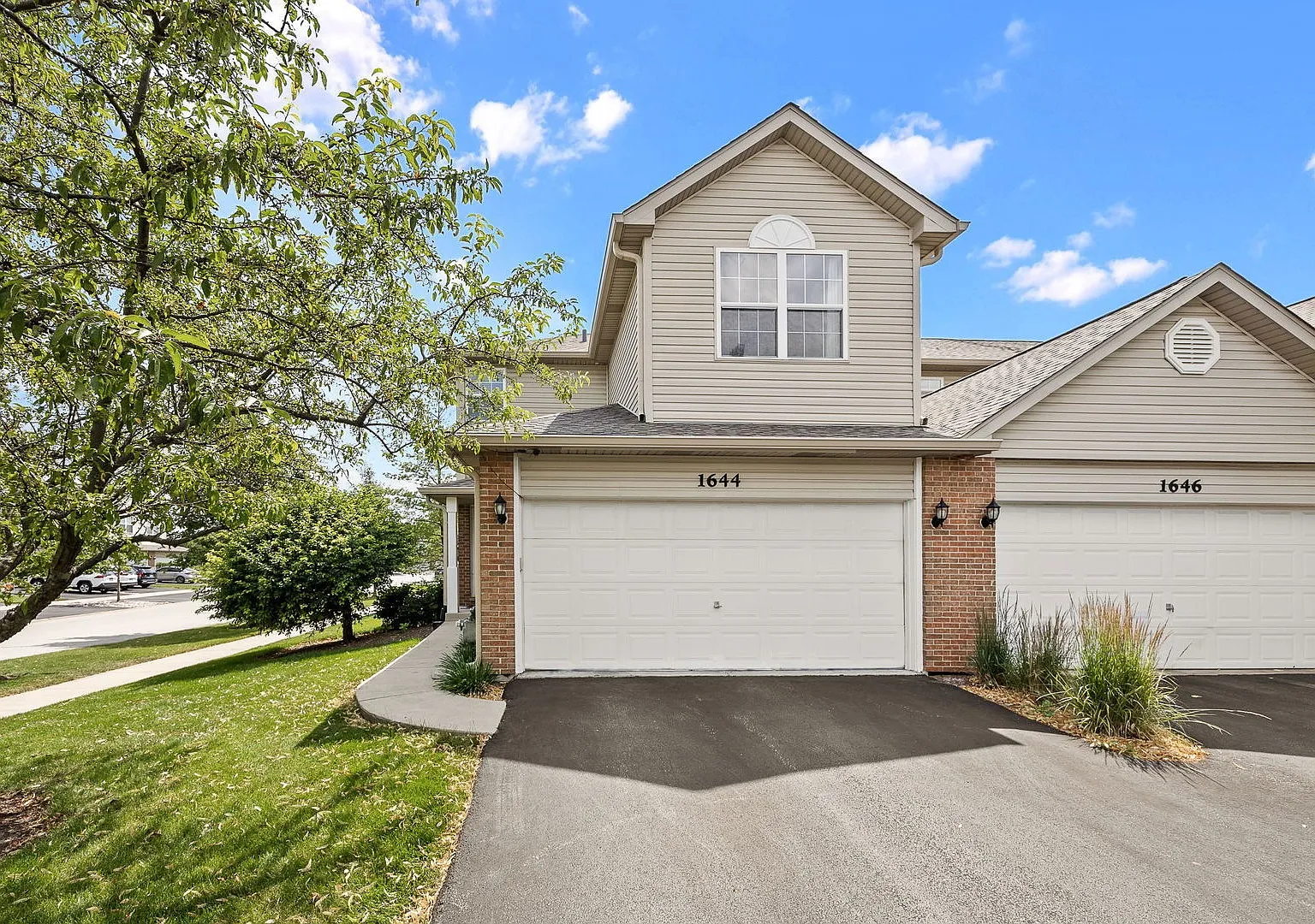 3 bed, 2.5 bath, 1984 sqft, $3,200 — Photo 1