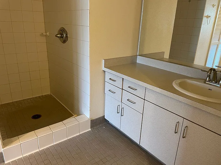 545 Queen St #330 — Photo 4