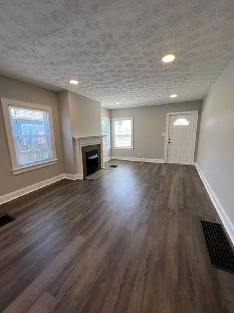 2 Bedroom 1 Bathroom Home with Garage & Fenced Yard! — Photo 4