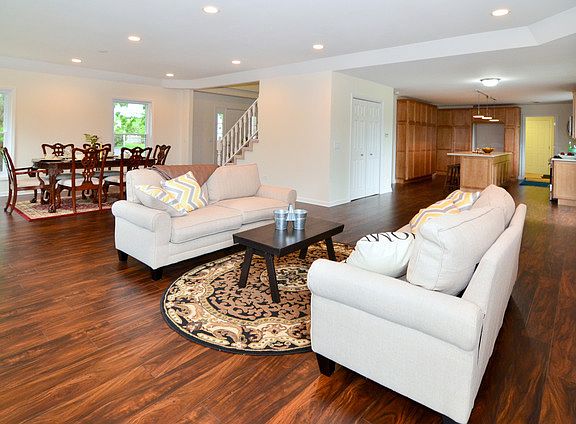 4th image of 321 Oak Hill Ct