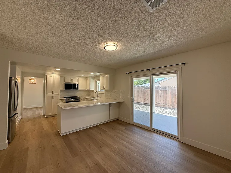 1120 Village Dr — Photo 27
