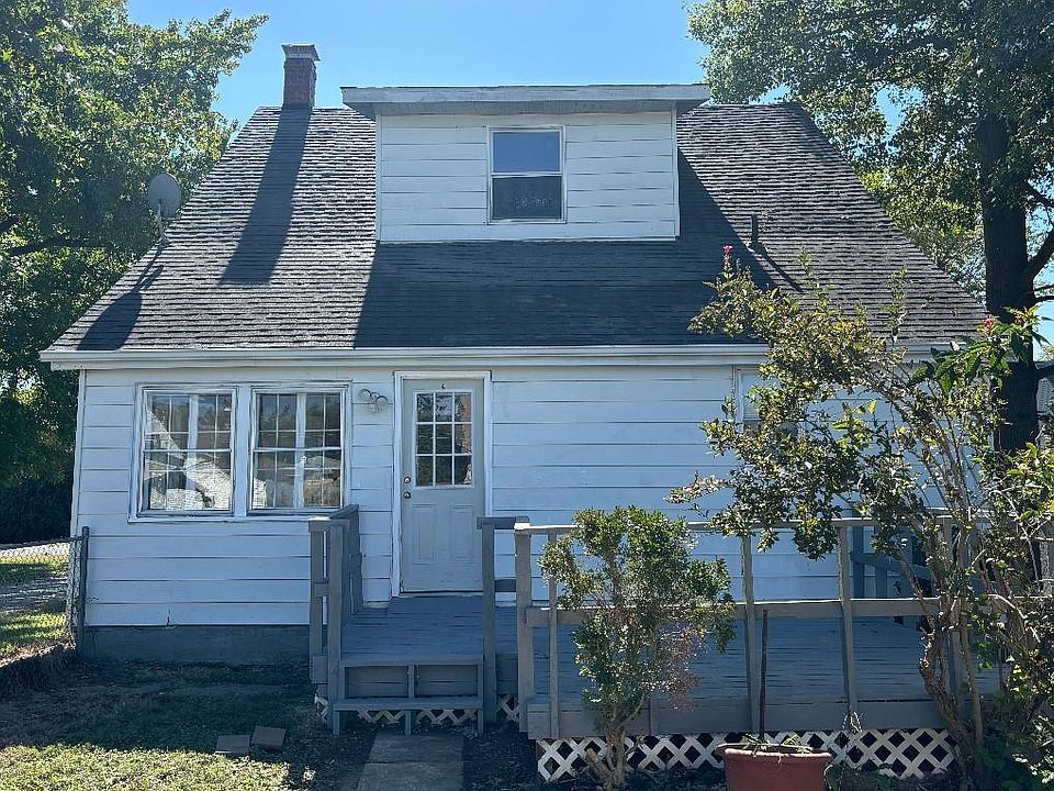 2nd image of 104 E Ash St