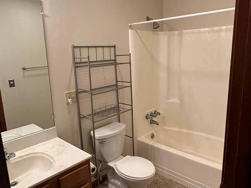 1st image of 587 Dogwood Cir #3