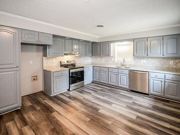 3rd image of 7179 Oak Forest Dr