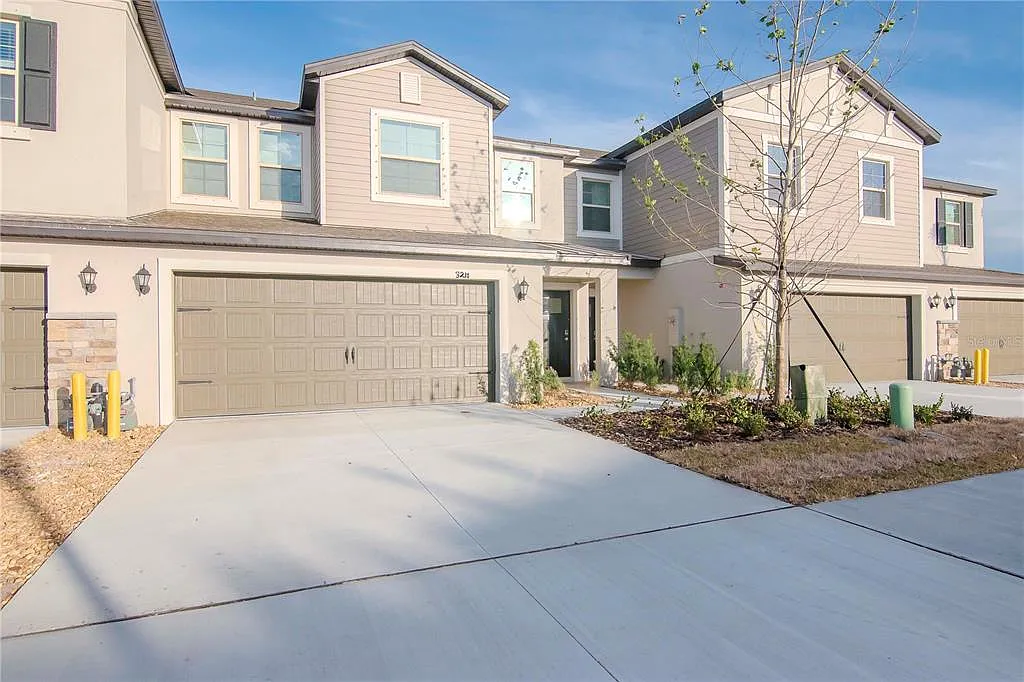 5 bed, 2.5 bath, 2251 sqft, $2,800 — Photo 2