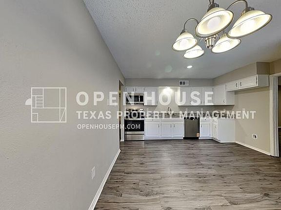 5th image of 2213 Versailles Dr