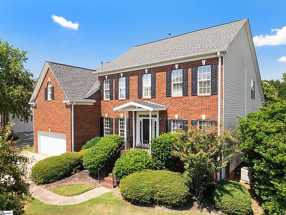 2nd image of 2 Noble Oaks Ln