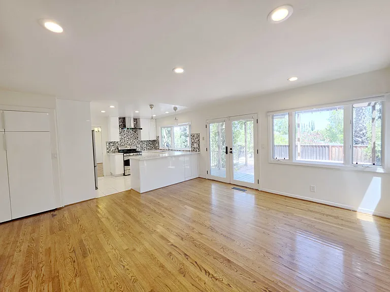 105 Dover Ct — Photo 10