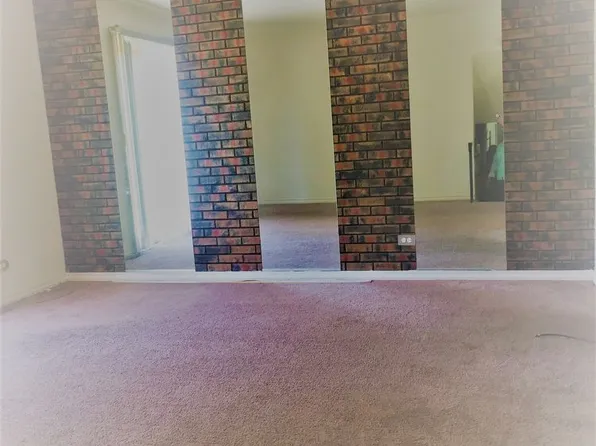 17601 Hillcrest Dr, Country Club Hills, IL 60478
