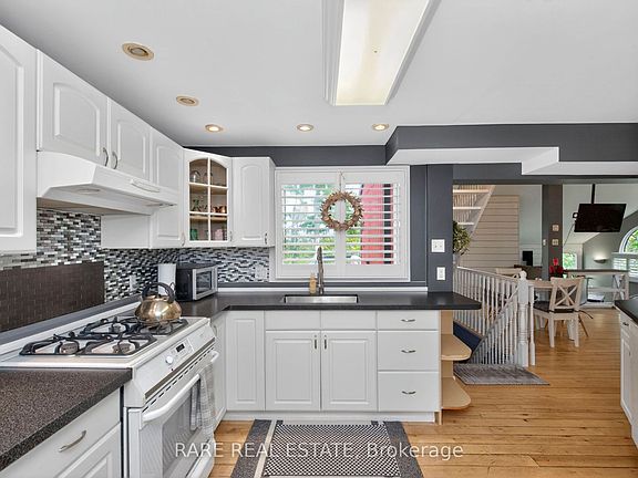 3rd image of 82 Huronwoods Dr