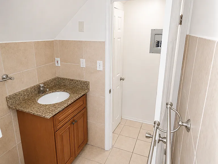 2094 1/2 Cedar Ave #1 — Photo 4