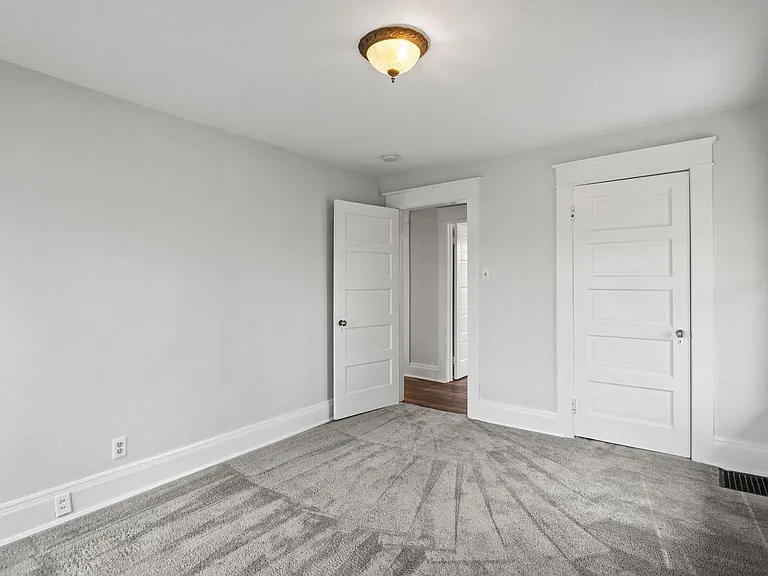 1213 W Jefferson Blvd — Photo 35