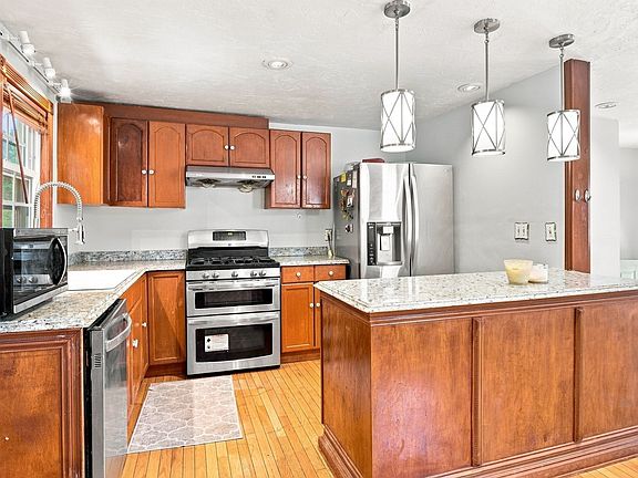 4th image of 30 Parsons Hill Dr