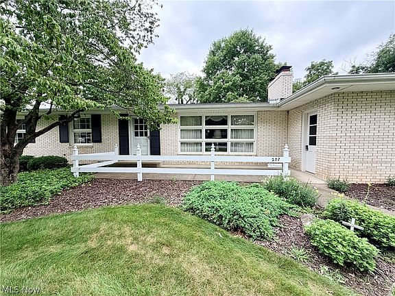 4th image of 207 Terry Ave NE