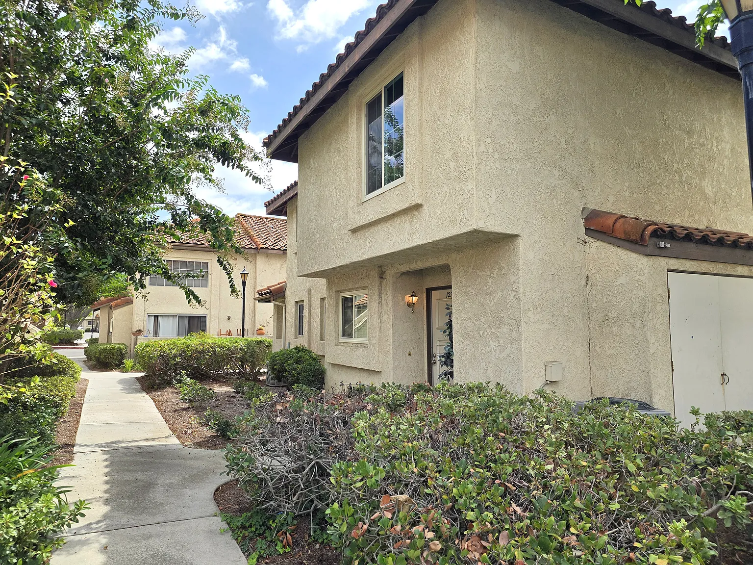 2 bed, 878 sqft, $3,200 — Photo 1
