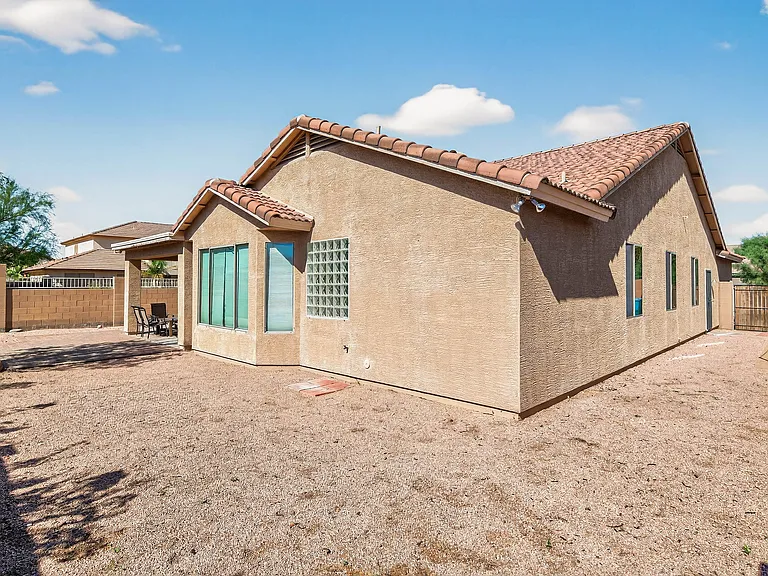 2433 W Ellis St — Photo 62