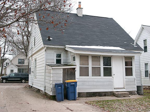 4th image of 923 Lincoln Ave NW