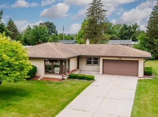 6685 N Braeburn Ln, Glendale, WI 53209