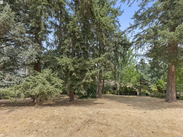 Suncrest Ave, Eugene, OR 97405