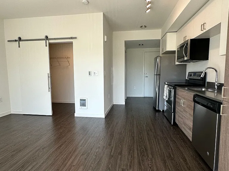 Crew Apartments — Photo 15