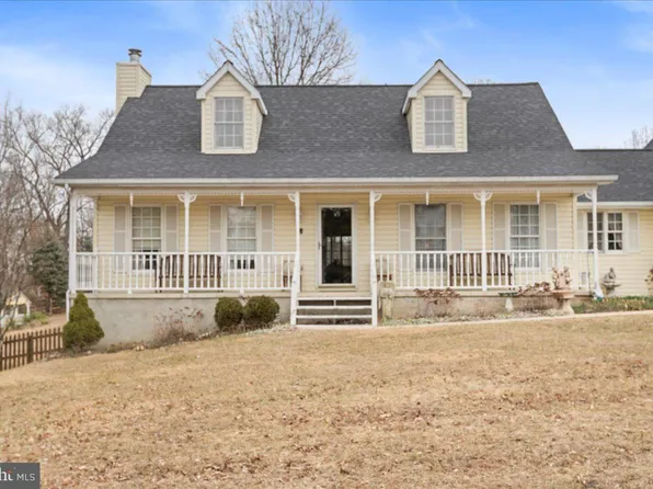 462 Camelot Blvd, Falling Waters, WV 25419