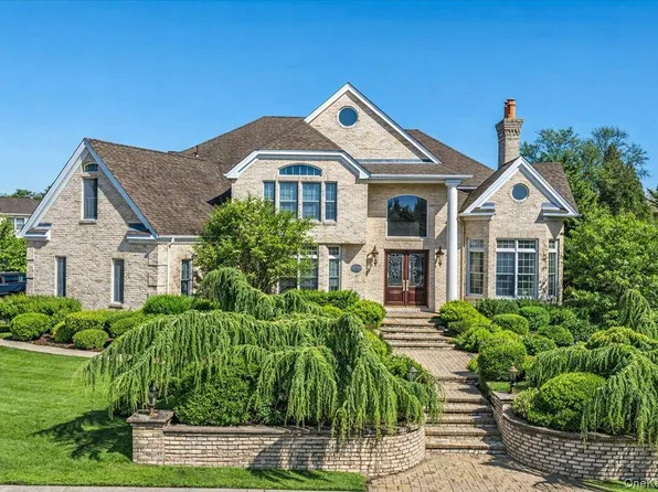 22 Turnberry Court, Dix Hills, NY 11746