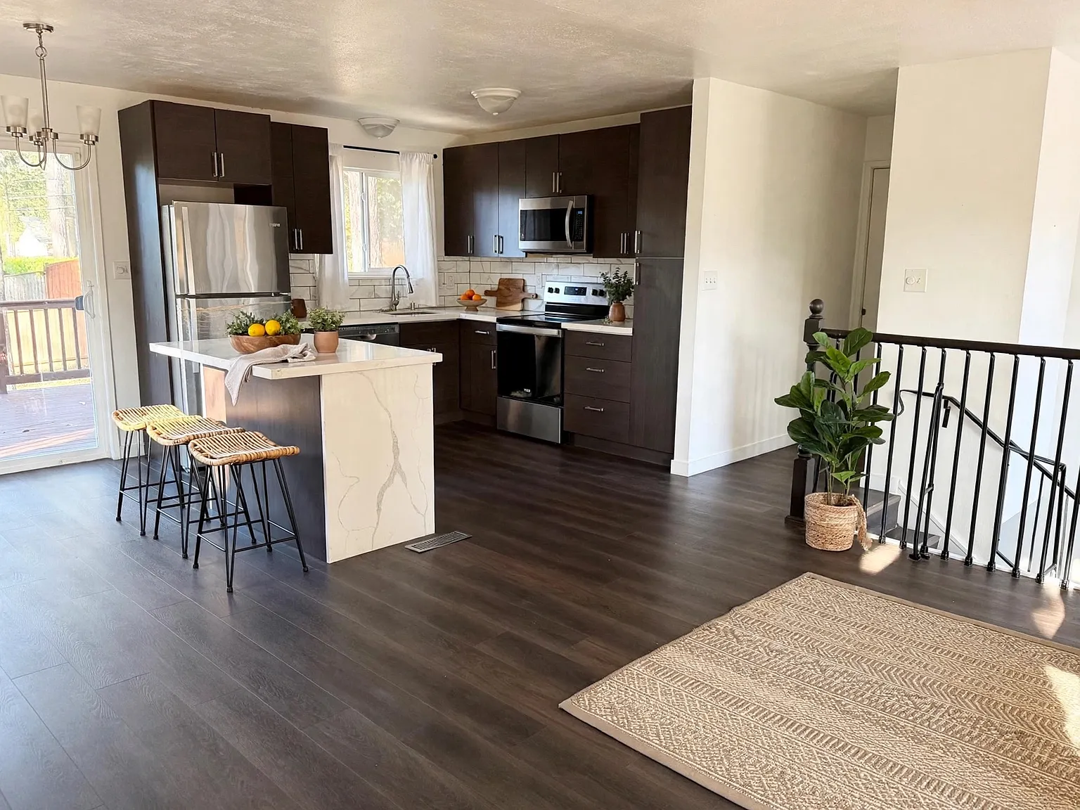 5 bed, 2140 sqft, $3,800 — Photo 2
