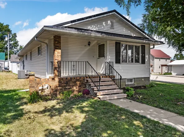 201 Main St, Newhall, IA 52315