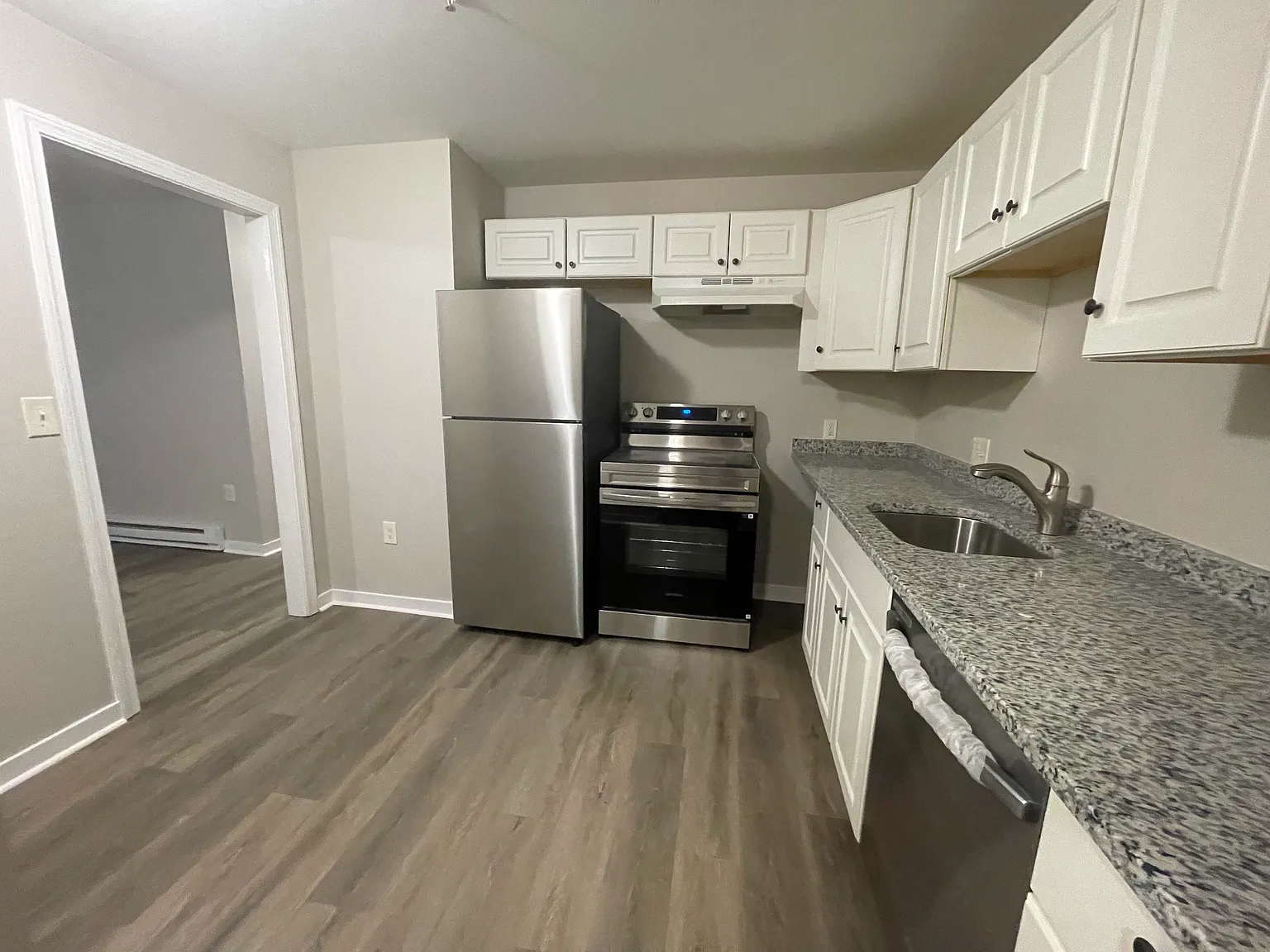 1 bed, 902 sqft, $1,600 — Photo 3