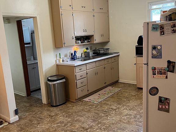 5th image of 209 E Wisconsin St #1/2