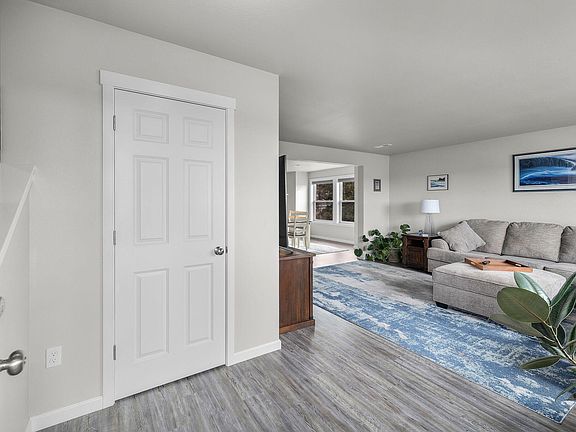 4th image of 433 SE Larkspur Dr