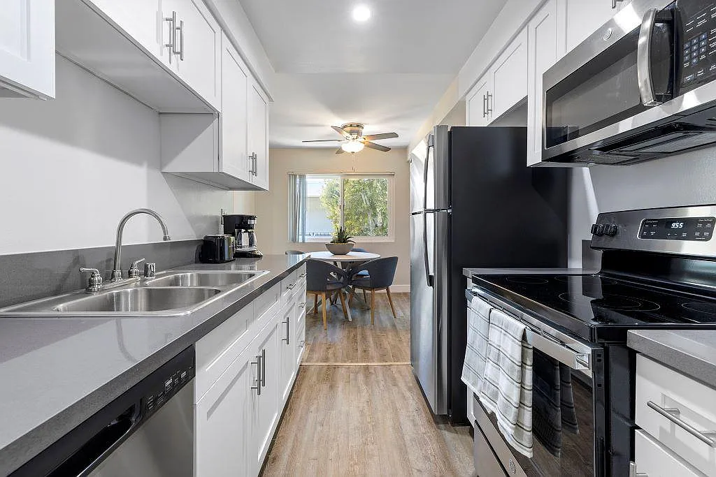 Lombardi Apartments — Photo 2
