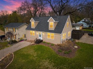 7395 Harrington Dr, Brighton, MI 48116