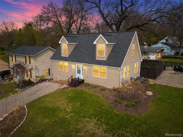 7395 Harrington Dr, Brighton, MI 48116