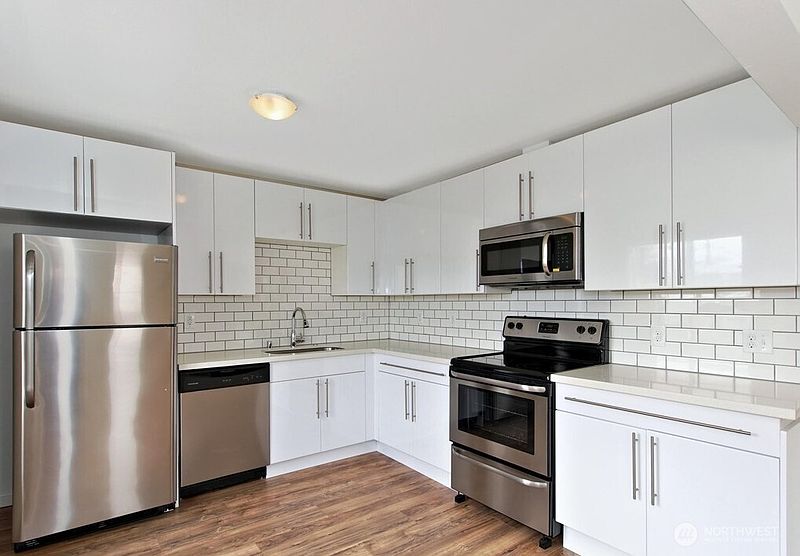 4th image of 5045 37th Avenue S