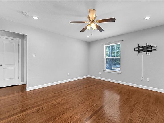 5th image of 902 S Ewing Ave