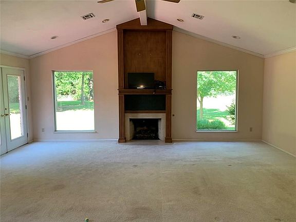 3rd image of 1933 Greenwood Ln