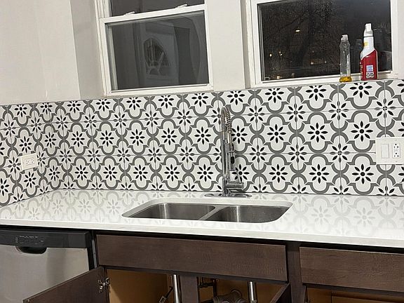 5th image of 2357 W Chase Ave #1