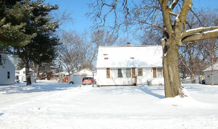 1st image of 121 Roselawn Ave E