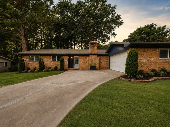 2243 N Hummingbird Ln, Fayetteville, AR 72703