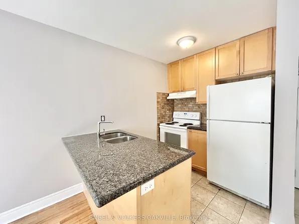 15 33rd St #207, Toronto, ON M8W 3G7