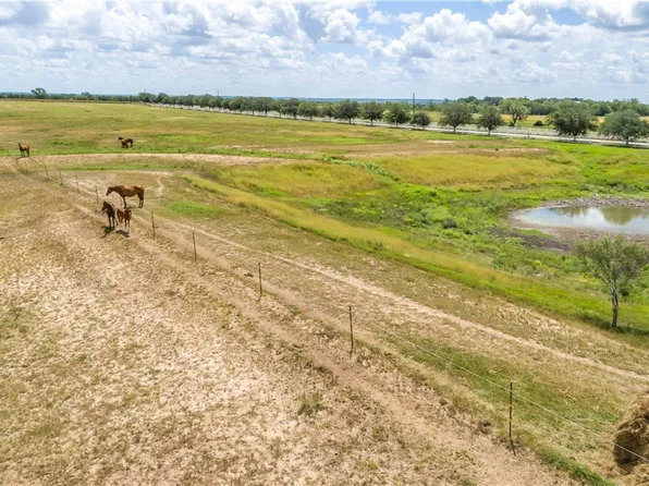 404 Annies Ln, La Vernia, TX 78121