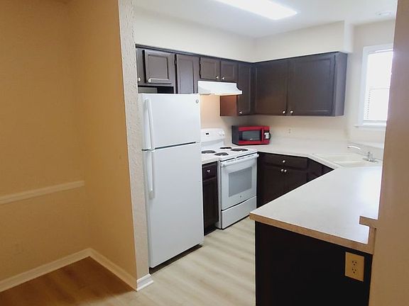 5th image of 2929 Antique Oaks Cir APT 54