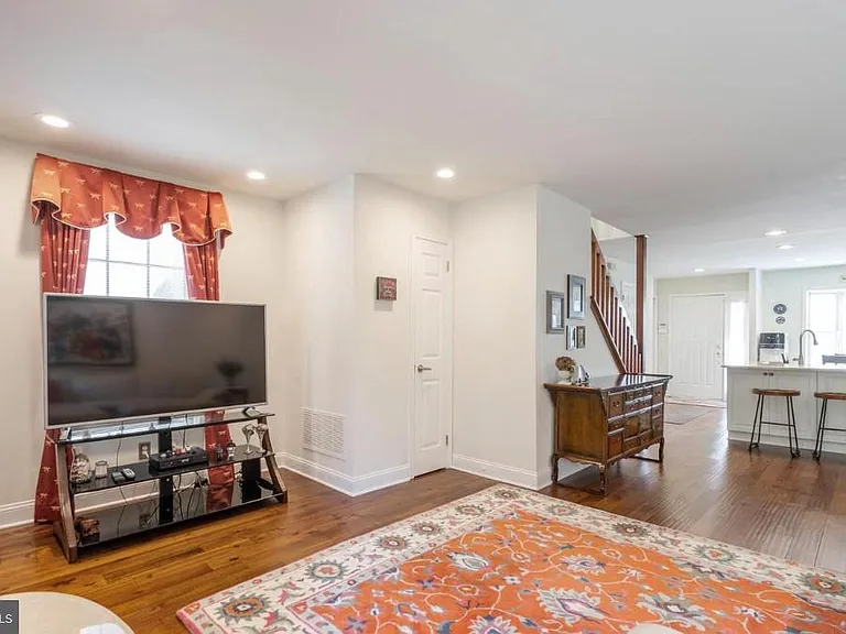 2074 Yorktown S — Photo 9