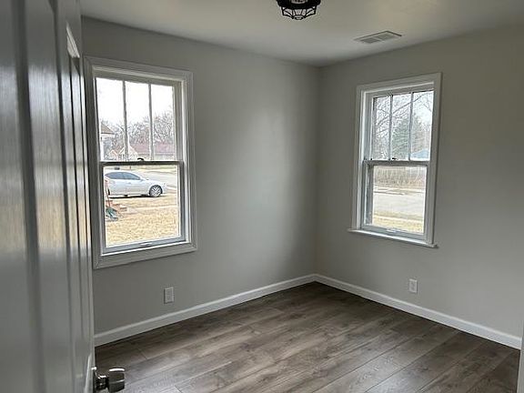 3rd image of 3416 Blackstone Ave