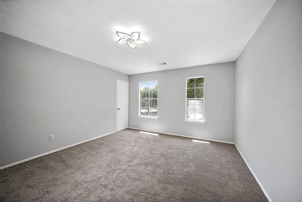 4 bed, 2.5 bath, 1986 sqft, $2,100 — Photo 2